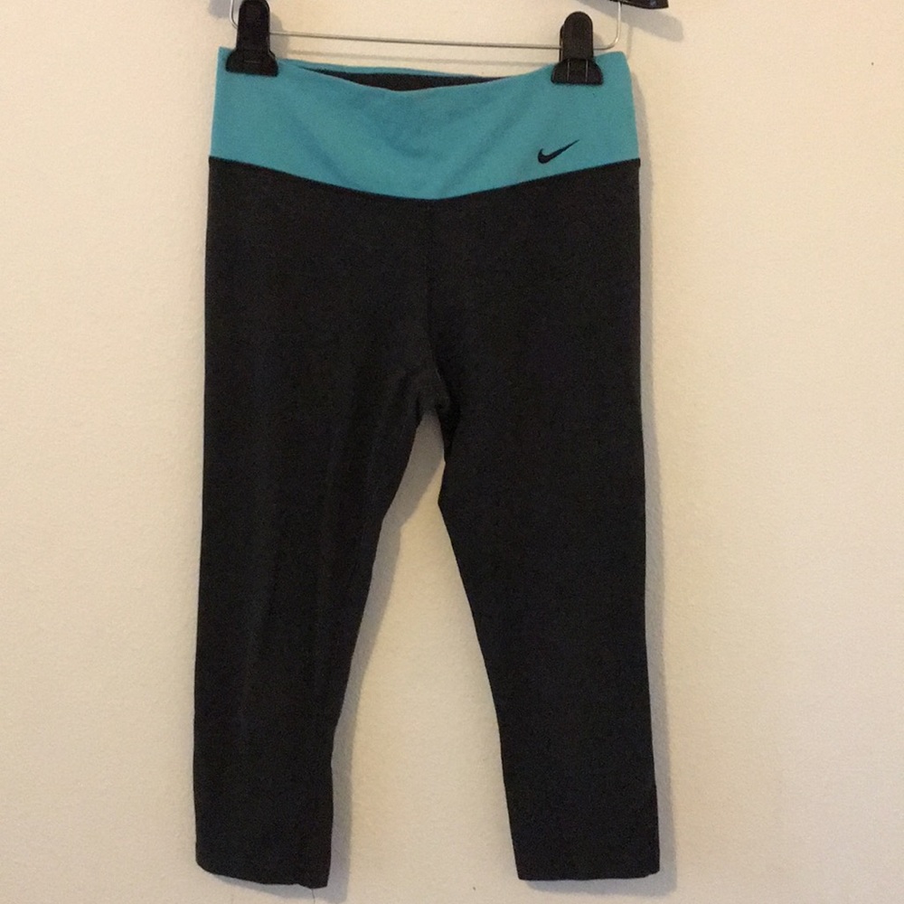 Nike Women’s Dri-Fit Capri Workout Pants. Sm